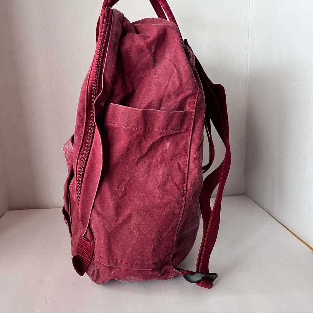 Fjallraven Kanken Classic Backpack - Picture 6 of 11